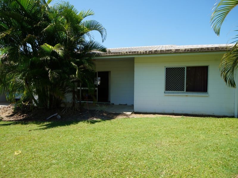 2/13 Cairns, Tully QLD 4854