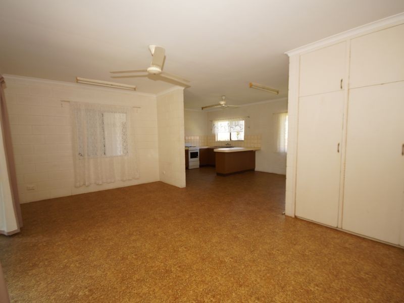 2/13 Cairns, Tully QLD 4854