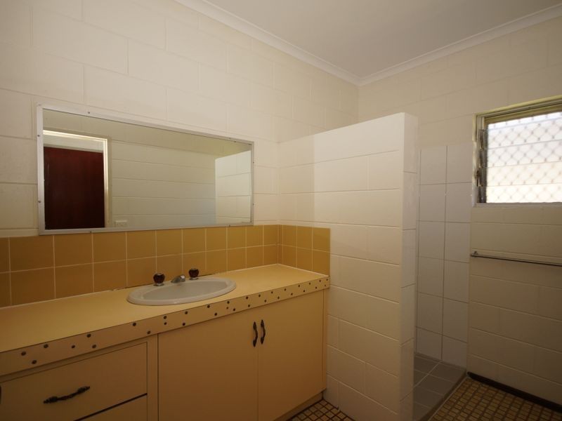 2/13 Cairns, Tully QLD 4854