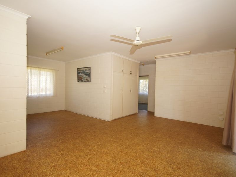 2/13 Cairns, Tully QLD 4854