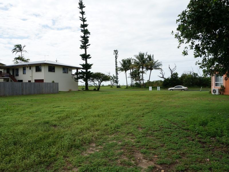 77 Taylor Street, Tully Heads QLD 4854