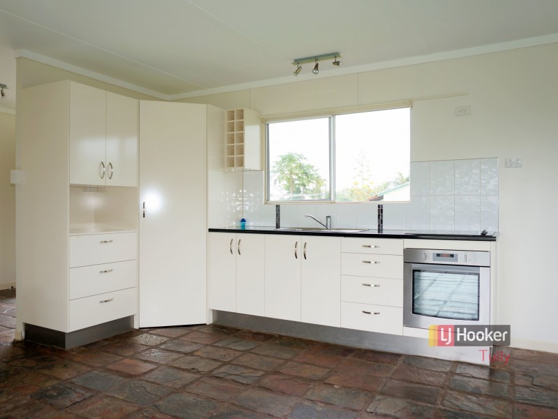8 Casuarina Street, Tully Heads QLD 4854