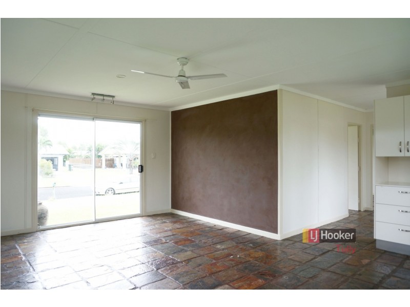 8 Casuarina Street, Tully Heads QLD 4854