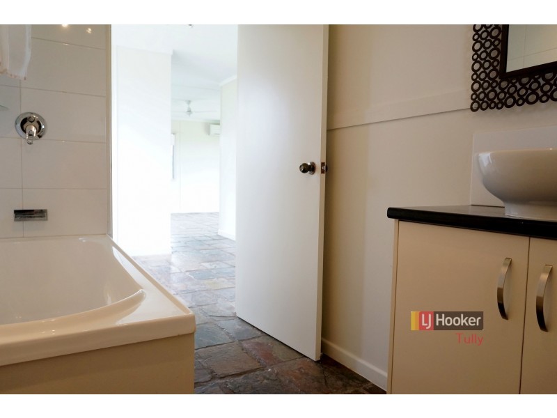 8 Casuarina Street, Tully Heads QLD 4854