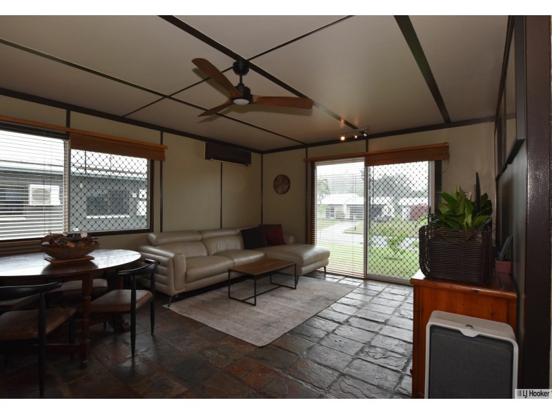 8 Casuarina Street, Tully Heads QLD 4854