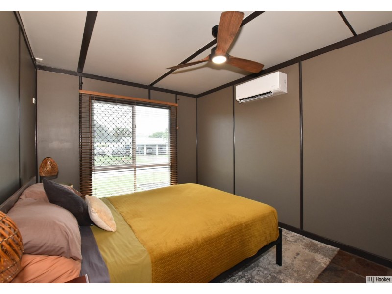 8 Casuarina Street, Tully Heads QLD 4854