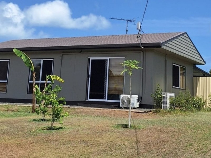 8 Casuarina Street, Tully Heads QLD 4854