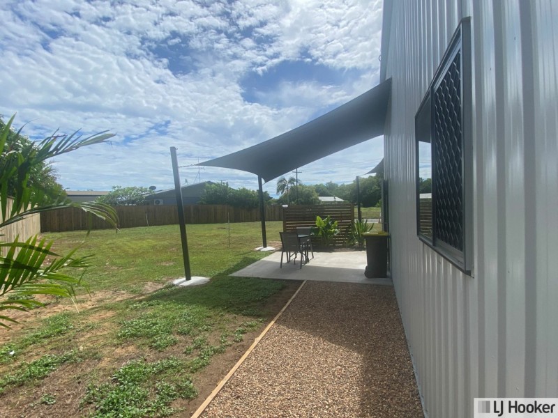 21 Casuarina Street, Tully Heads QLD 4854