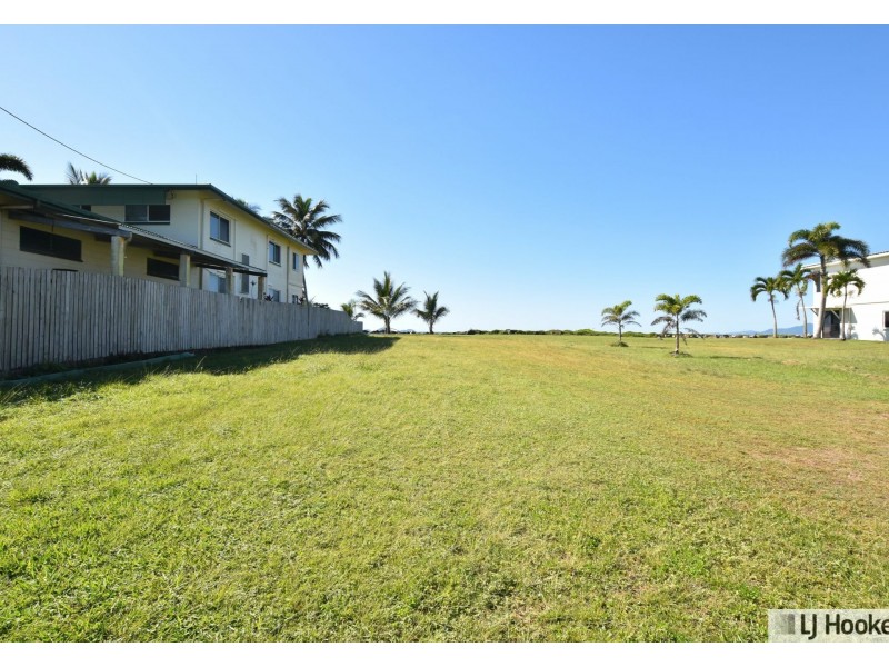 10 Taylor Street, Tully Heads QLD 4854