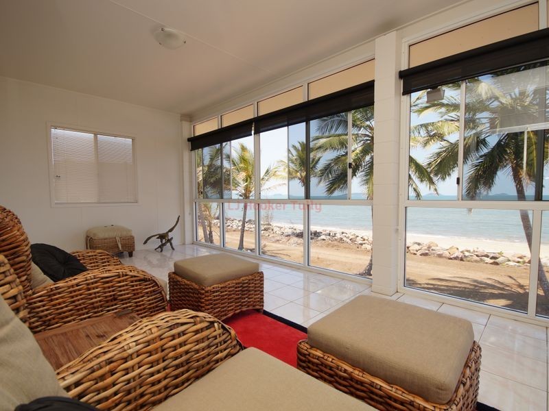 12 Taylor Street, Tully Heads QLD 4854