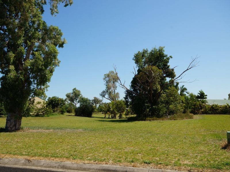 8 Amanda Cres, Tully Heads QLD 4854