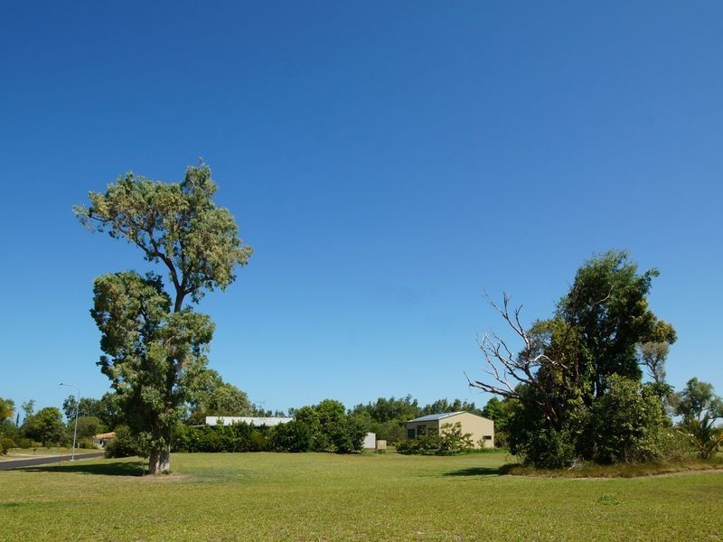 8 Amanda Cres, Tully Heads QLD 4854