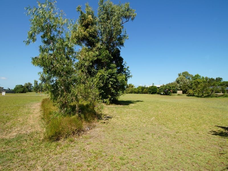 8 Amanda Cres, Tully Heads QLD 4854