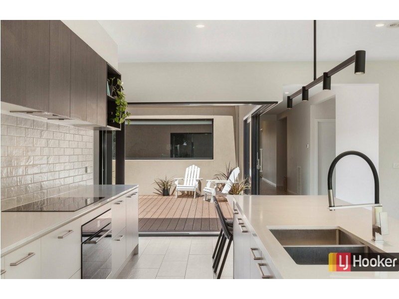 44 Augusta Way, Hidden Valley VIC 3756