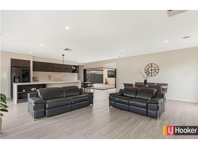 44 Augusta Way, Hidden Valley VIC 3756