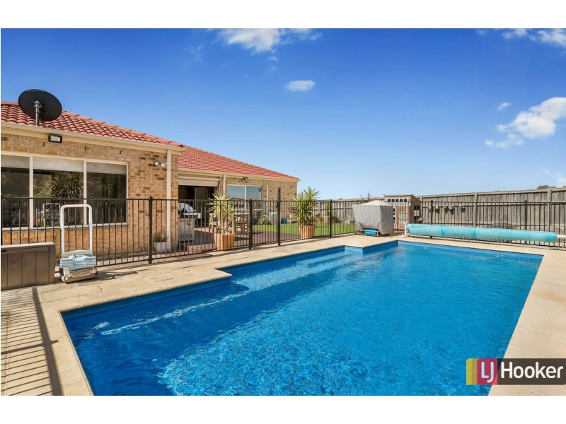 17 Aurina Drive, Hidden Valley VIC 3756