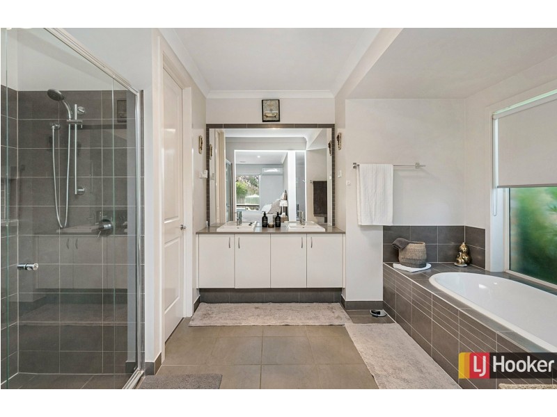 17 Aurina Drive, Hidden Valley VIC 3756