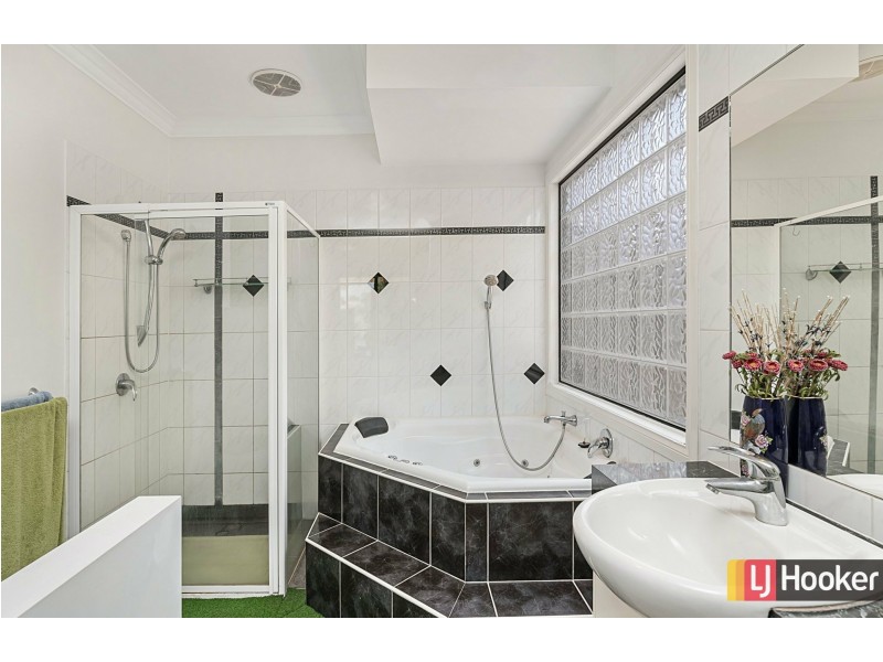 9 Lakeside Drive, Hidden Valley VIC 3756