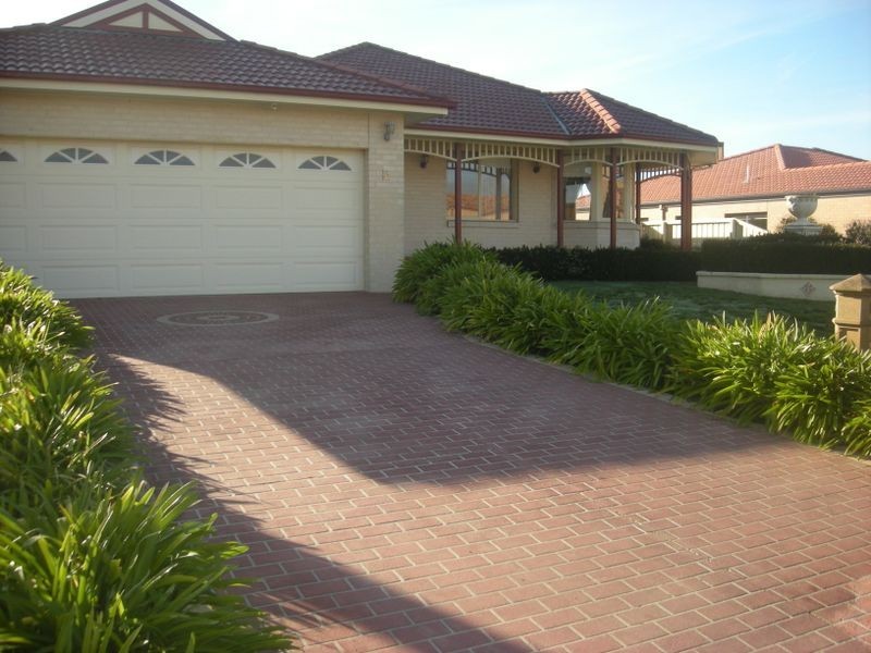 16 Lakeside Drive, Hidden Valley VIC 3756