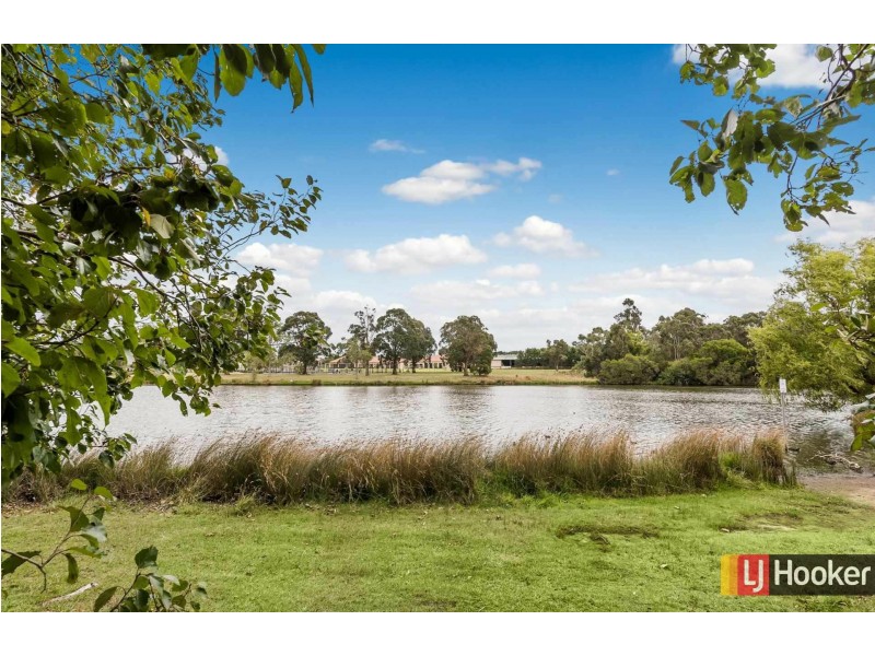 21 Lakeside Drive, Hidden Valley VIC 3756