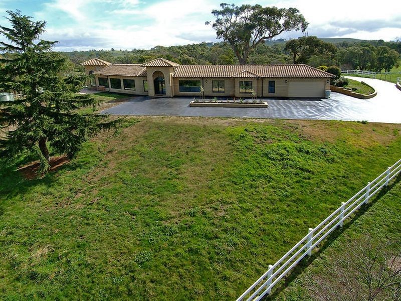 2 Hidden Valley Boulevard, Hidden Valley VIC 3756