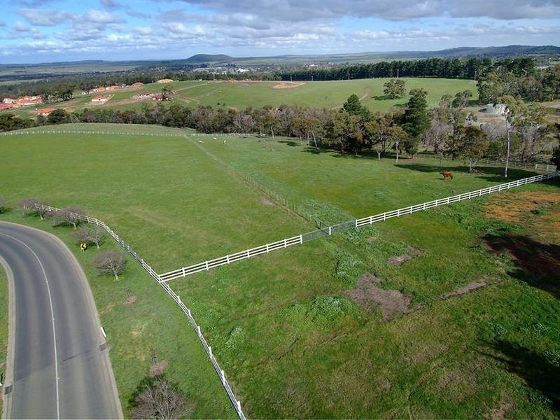 2 Hidden Valley Boulevard, Hidden Valley VIC 3756