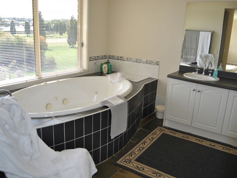 62 St Andrews Close, Hidden Valley VIC 3756