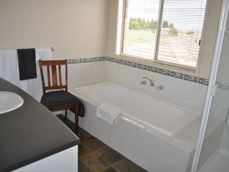 62 St Andrews Close, Hidden Valley VIC 3756