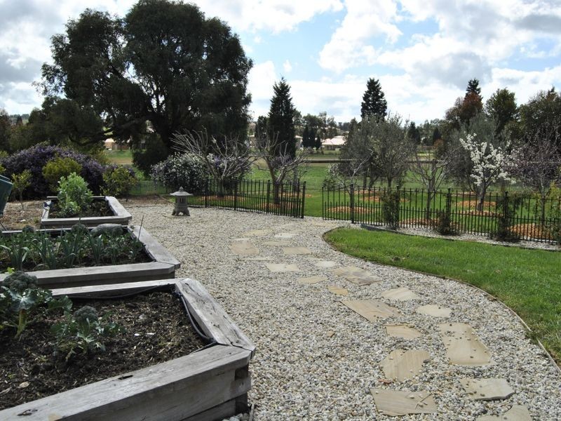 62 St Andrews Close, Hidden Valley VIC 3756