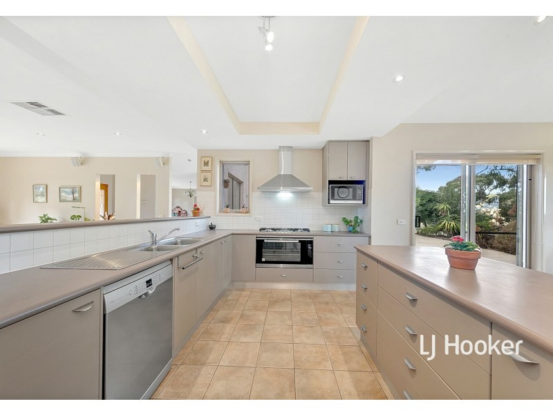 700 Valley Drive, Hidden Valley VIC 3756