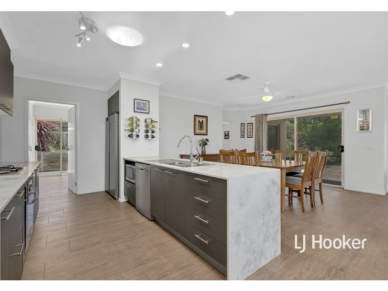 28 Carmelo Court, Hidden Valley VIC 3756