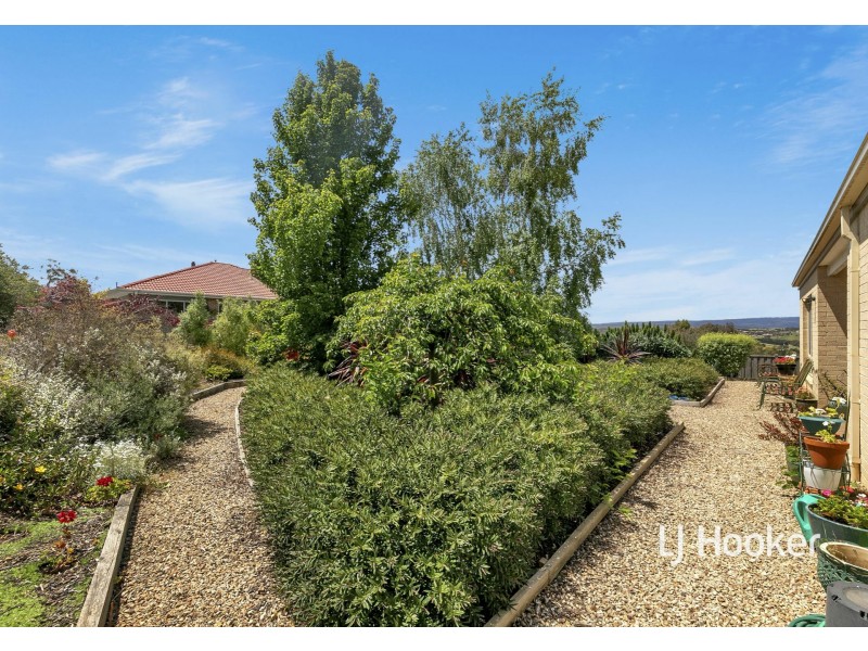 28 Carmelo Court, Hidden Valley VIC 3756