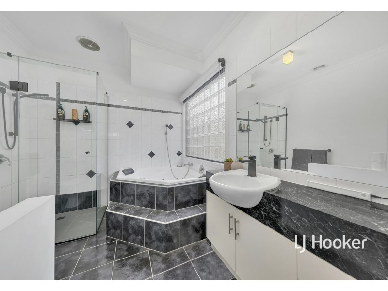 9 Lakeside Drive, Hidden Valley VIC 3756