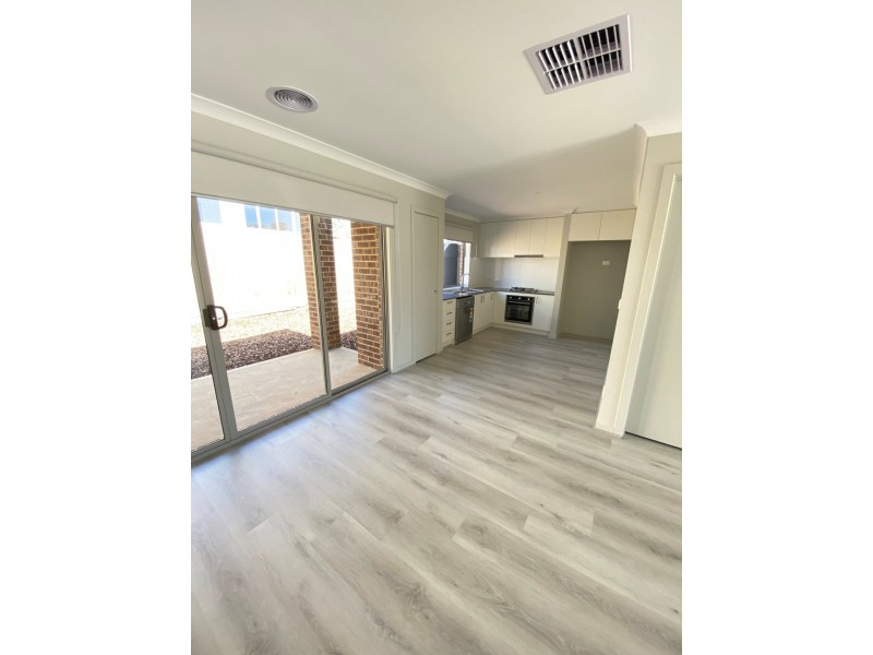 Unit 2/131-139 Dudley Street, Wallan VIC 3756