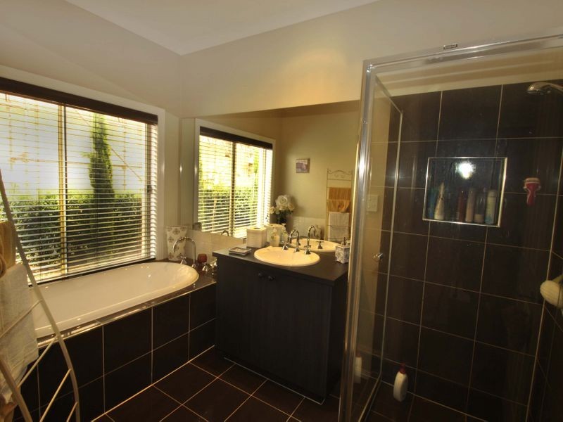 13 Carmelo Court, Hidden Valley VIC 3756