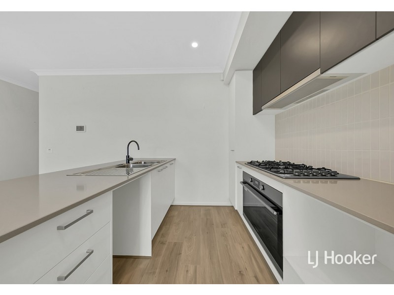 37 Rochford Drive, Donnybrook VIC 3064