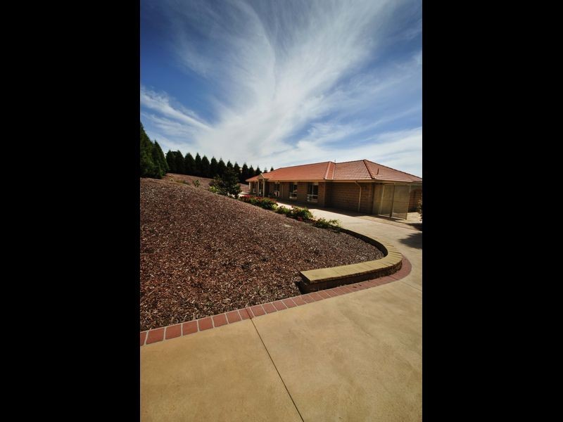 112 Dolomite Rise, Hidden Valley VIC 3756