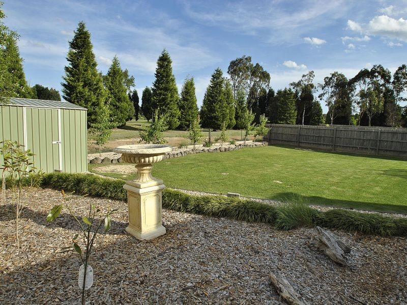 17 Augusta Way, Hidden Valley VIC 3756