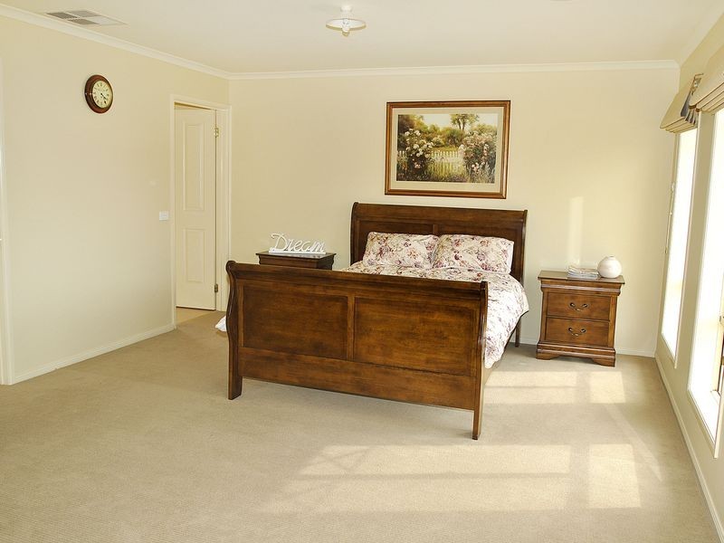 17 Augusta Way, Hidden Valley VIC 3756