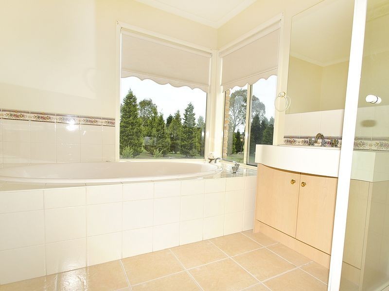 17 Augusta Way, Hidden Valley VIC 3756