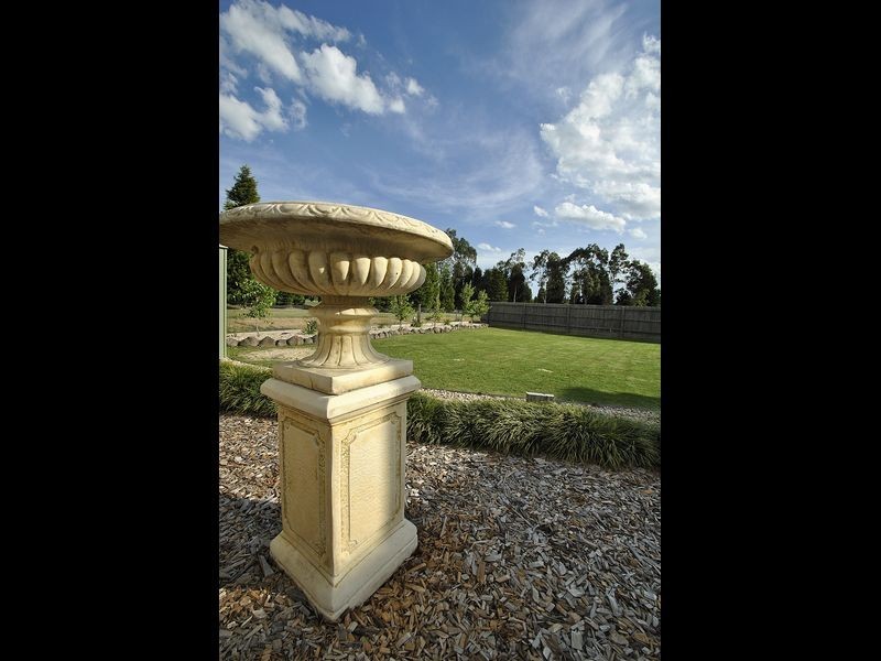 17 Augusta Way, Hidden Valley VIC 3756