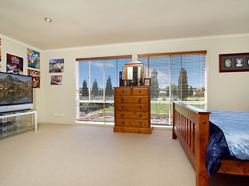 54 St Andrews Close, Hidden Valley VIC 3756