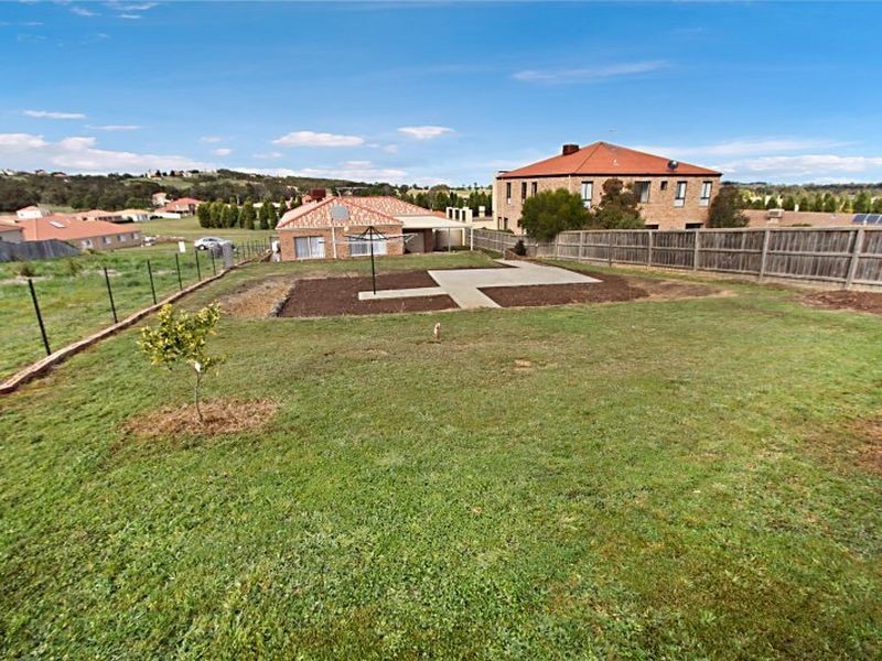 5 St Andrews Close, Hidden Valley VIC 3756