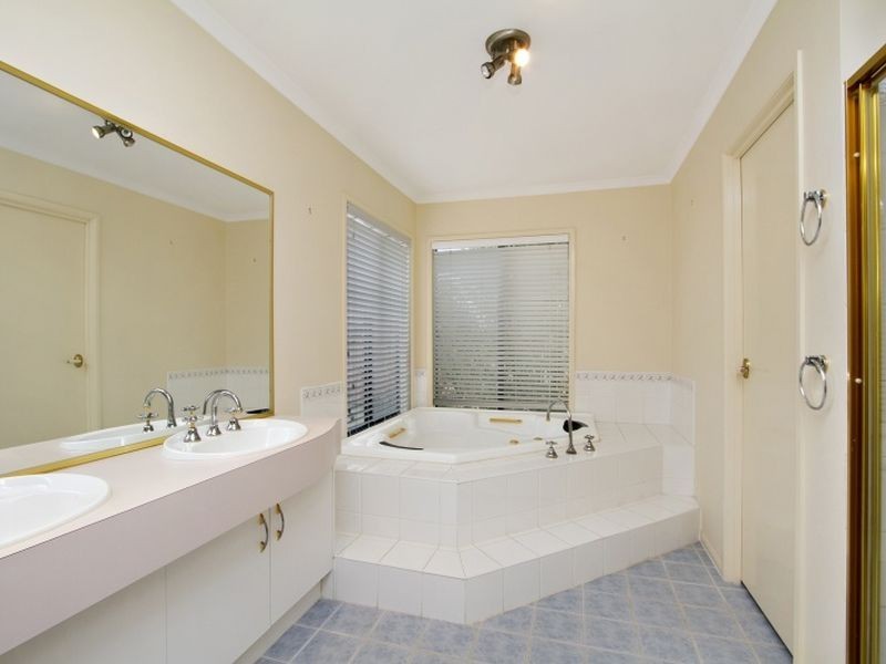 32 Lakeside Drive, Hidden Valley VIC 3756