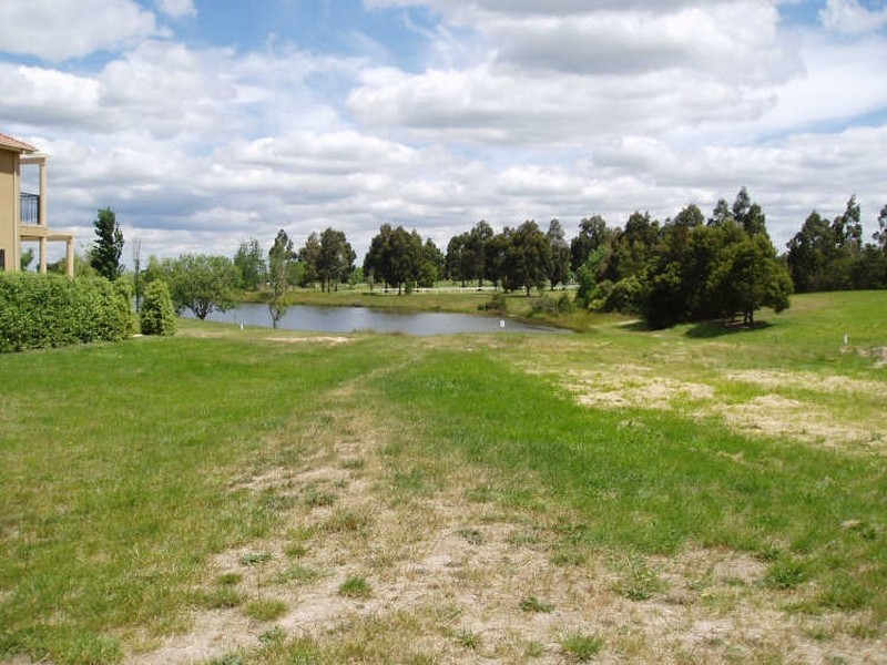 32 Lakeside Drive, Hidden Valley VIC 3756