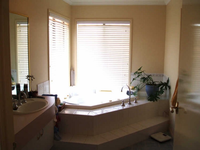 32 Lakeside Drive, Hidden Valley VIC 3756