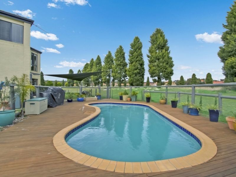 33 Augusta Way, Hidden Valley VIC 3756