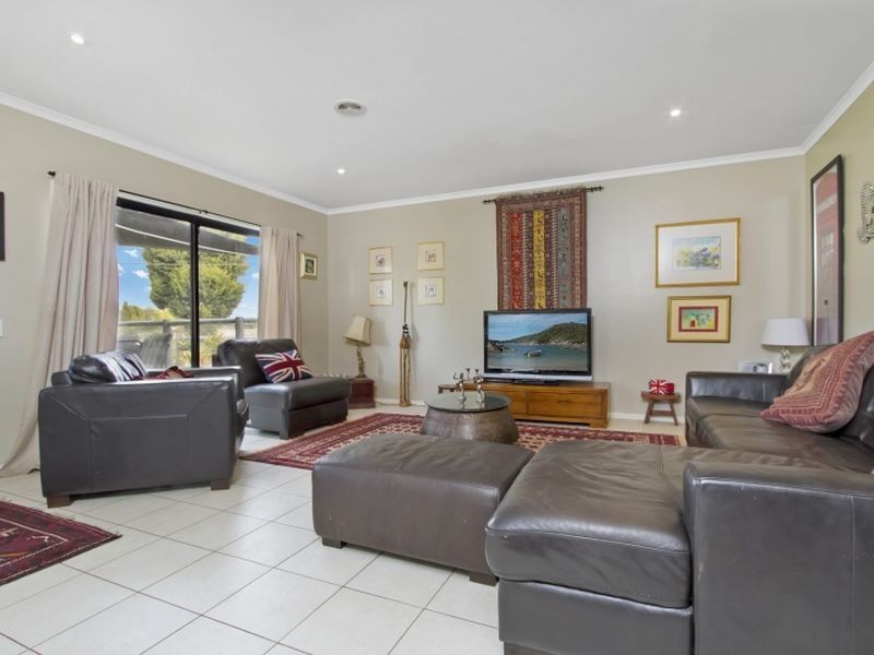 33 Augusta Way, Hidden Valley VIC 3756