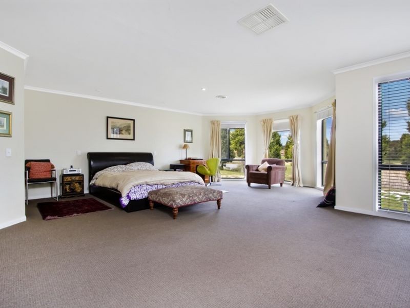 33 Augusta Way, Hidden Valley VIC 3756