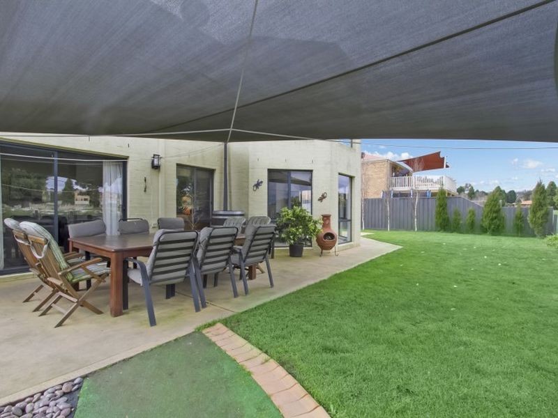 33 Augusta Way, Hidden Valley VIC 3756